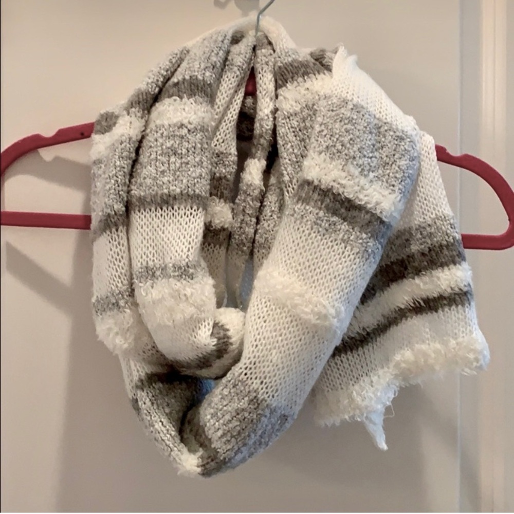 Beautiful soft Lou & Grey scarf - Picture 3 of 6